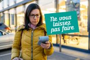 Une cliente vérifie son ticket de caisse