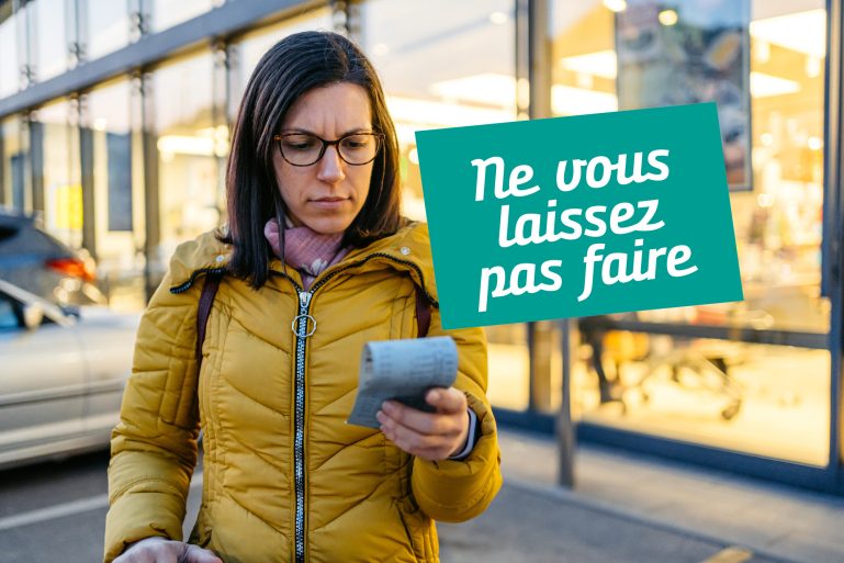 Une cliente vérifie son ticket de caisse