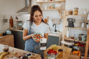 Une influenceuse se filme en cuisine
