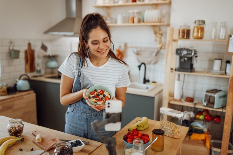 Une influenceuse se filme en cuisine