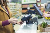 Une acheteuse règle ses achats en caisse