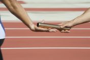 Un passage de relais sportif figurant une donation.