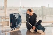 Une jeune femme dépitée dans un aéroport