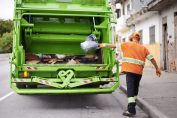 Ramassage des ordures ménagères par un camion benne