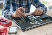 Un réparateur d'ordinateur au travail