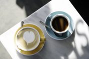 Deux tasses de café sur une table