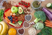 Des aliments bons pour le cœur présentés dans des récipients en forme de cœur