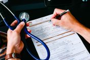 Un avis d'arrêt de travail qu'un médecin est en train de remplir