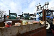 Manifestation des agriculteurs a Domfront devant la plus grande usine de Lactalis en janvier 2024