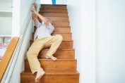Un homme qui chute dans un escalier