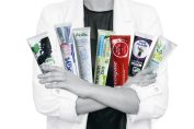 scientifique tenant des tubes de dentifrice dans ses bras