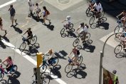Des cyclistes dans la rue