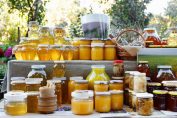 Un étal de miels sur un marché