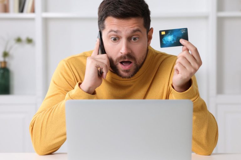Une victime d’un faux conseiller bancaire au téléphone