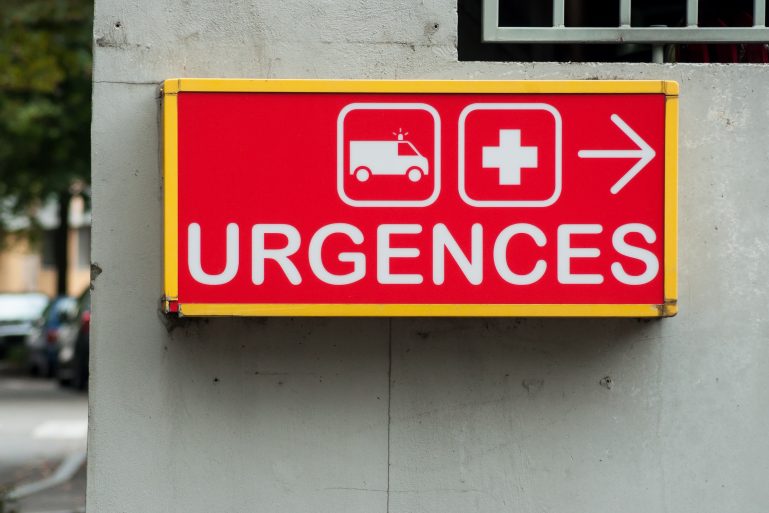 Panneau indiquant la direction des urgences dans un hôpital