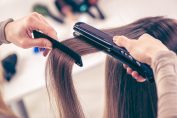Un lissage de cheveux chez le coiffeur