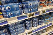 Boîtes de thon Petit Navire dans un rayon de supermarché