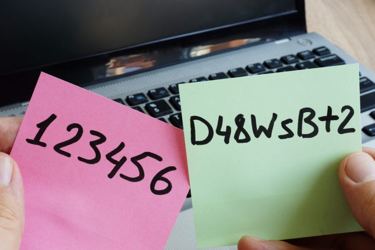 Des mots de passe inscrits sur des Post-it