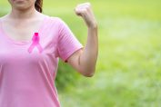 Une femme arborant le ruban doctobre rose