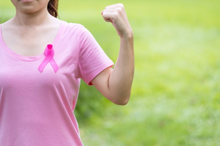 Une femme arborant le ruban doctobre rose