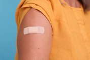 Un pansement posé après un vaccin sur le bras