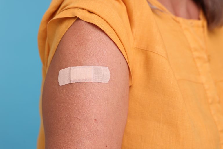 Un pansement posé après un vaccin sur le bras