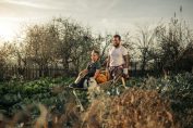 Un père et son fils dans un potager