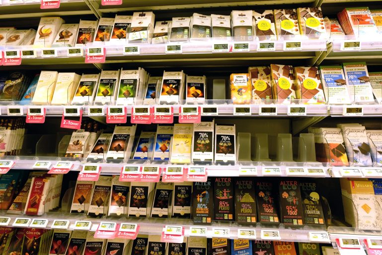 Un rayon chocolats d'un supermarché