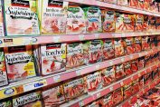Un rayon jambon d'un supermarché