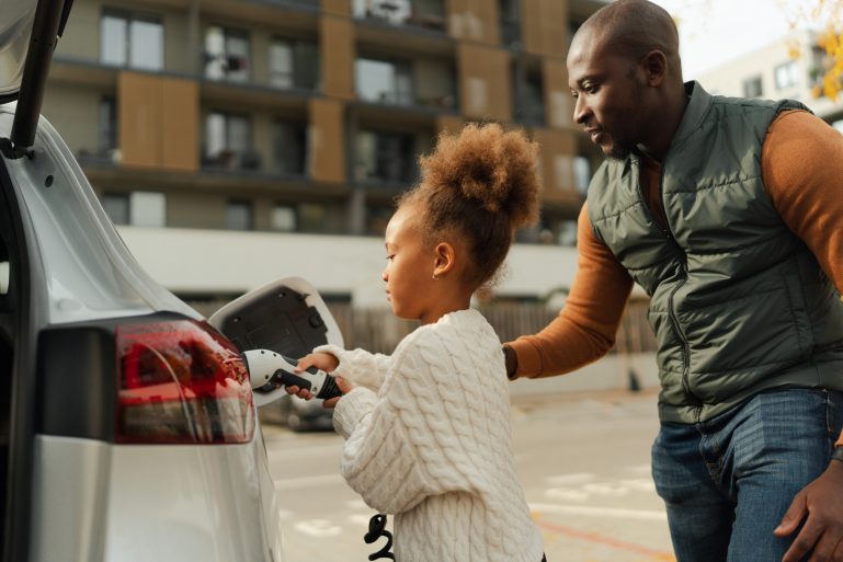 recharge d’une voiture électrique sur le parking d’une résidence