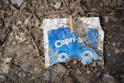 Un Capri Sun à l'état de déchet dans une forêt