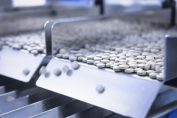 Chaine de fabrication de médicaments dans une usine pharmaceutique