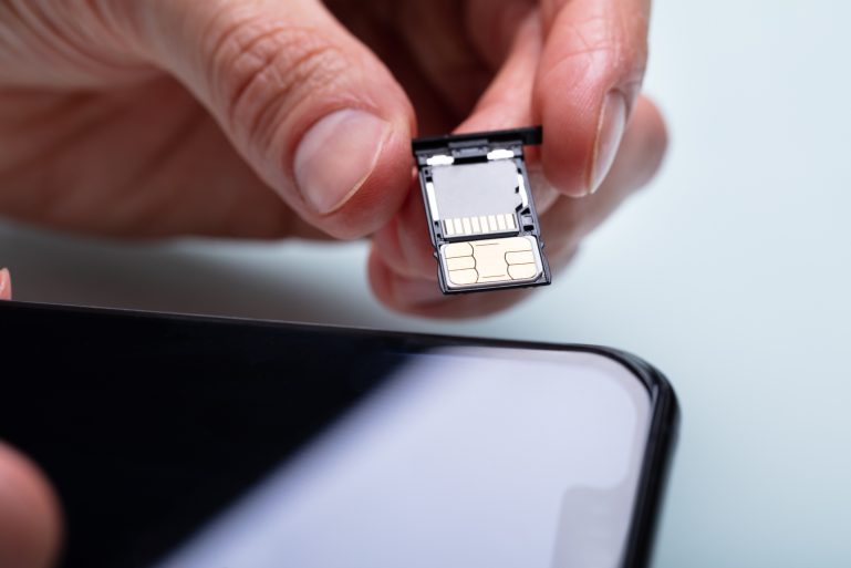 Une carte SIM e train d'être insérée dans un smartphone