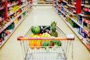 Un chariot dans une allée de supermarché.