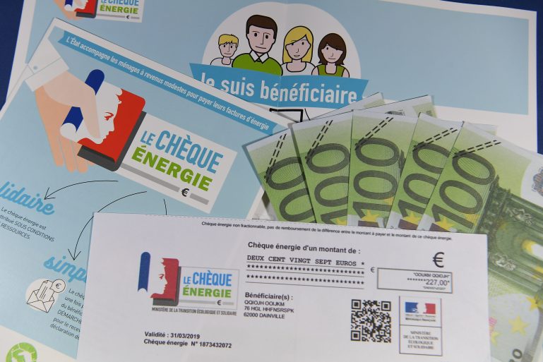 Un chèque énergie sur une brochure de présentation