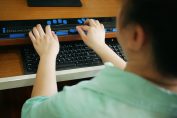 Un clavier d'ordinateur en braille
