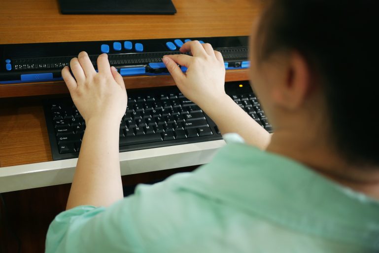 Un clavier d'ordinateur en braille