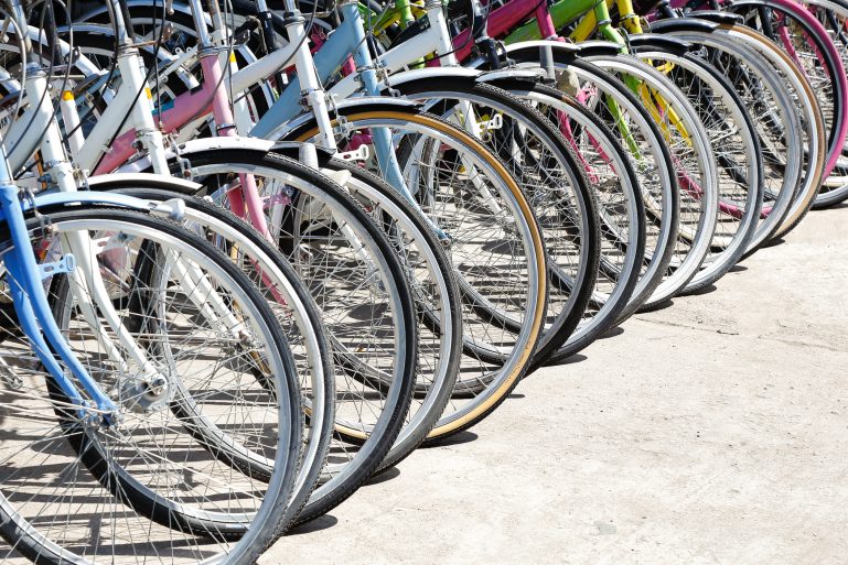 Des vélos alignés