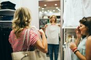 Une femme hésitante dans un magasin de vêtements