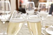 Deux flûtes de champagne qui trinquent