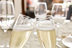 Deux flûtes de champagne qui trinquent