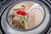 jeune homme et lave-linge