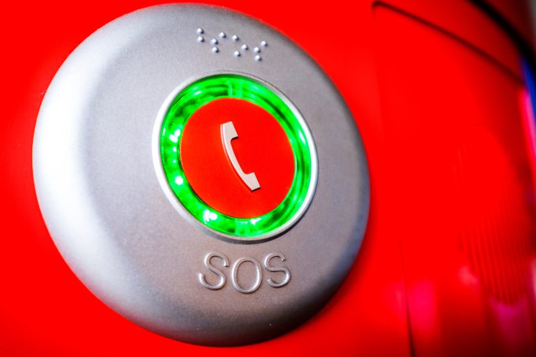 un bouton rouge avec marqué “SOS”