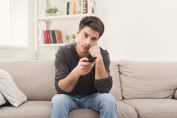 Un homme pas content, une télécommande à la main