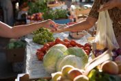 Un paiement de commerçant sur un marché