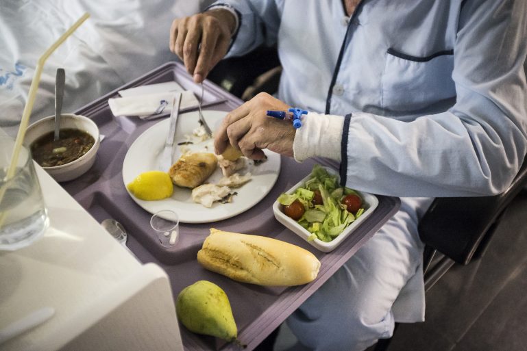 Un plateau-repas servi à l'hôpital. 
