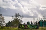 Mobilisation d' agriculteurs et de vignerons qui ont pris position sur un rond-point à la sortie d’Aigrefeuille-sur-Maine