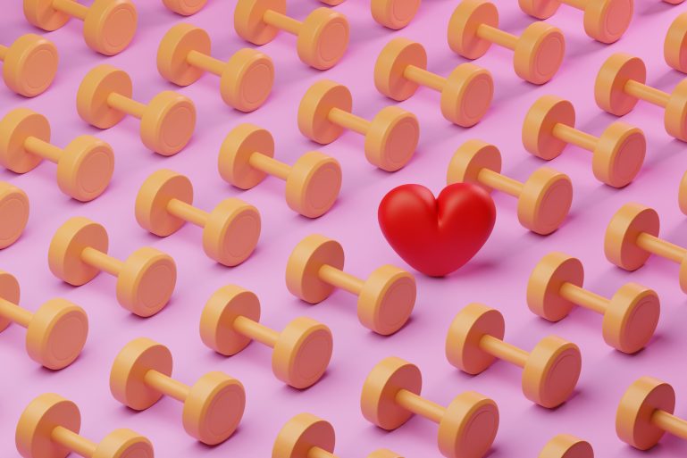 Un coeur entouré de petites haltères pour figurer l'importance du sport dans la lutte contre le cholestérol