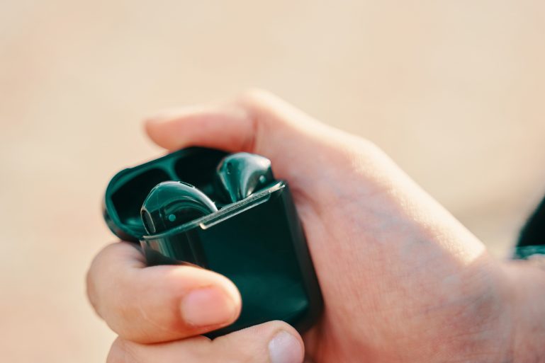 Un étui avec ses AirPods