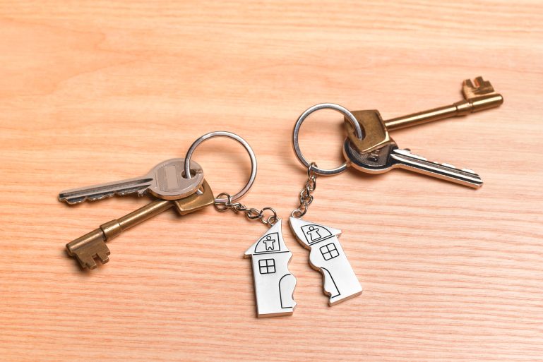 Un porte-clé maison rompu en deux, figurant un divorce
